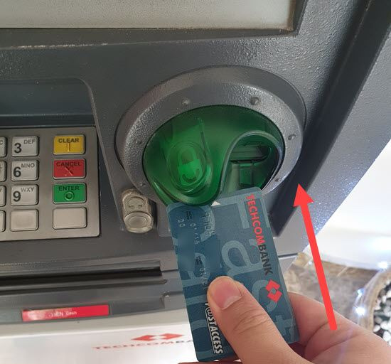 Đưa thẻ vào máy ATM