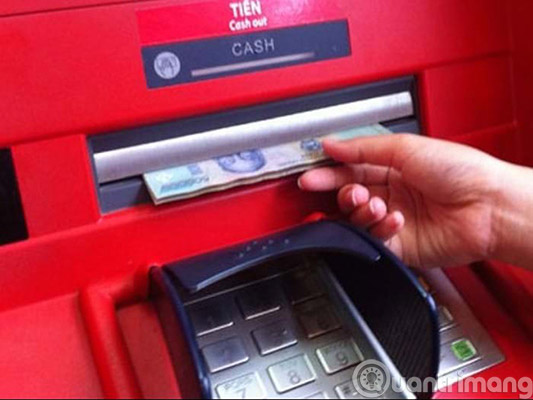 Cách sử dụng thẻ ATM: Nhận tiền