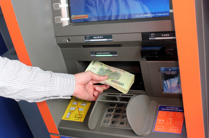 Cách chuyển tiền vào thẻ ATM tại cây ATM