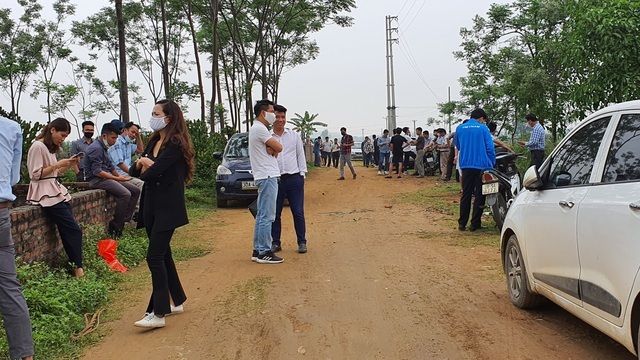 Các nhà đầu tư vội vàng mua đất nền trong cơn sốt "bất động sản".