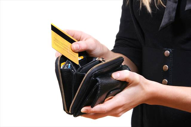 Cắt giảm bớt thẻ tín dụng khi không có nhu cầu sử dụng cũng là cách giảm phí thường niên thẻ tín dụng