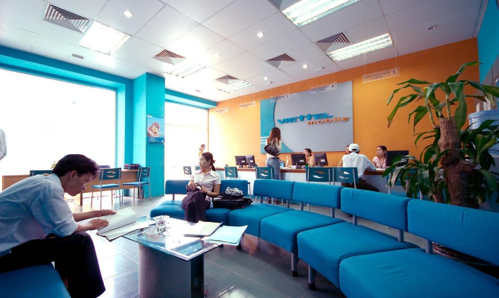 Thực hiện đổi số giữ sim tại cửa hàng (Nguồn: talenti.vn)