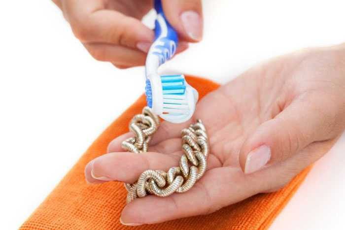 Kem đánh răng là cách dễ dàng và tiết kiệm nhất, tuy nhiên đừng lạm dụng nhé