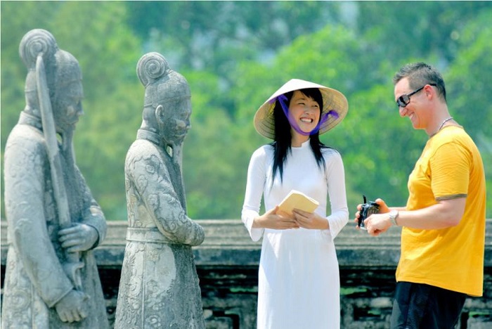 Các bạn gái được đi đây đi đó thật thoải mái