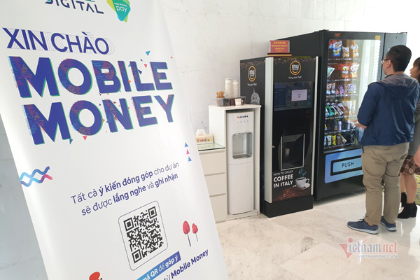 Viettel ra mắt và Demo ứng dụng Mobile Money cho khách đến tham quan.