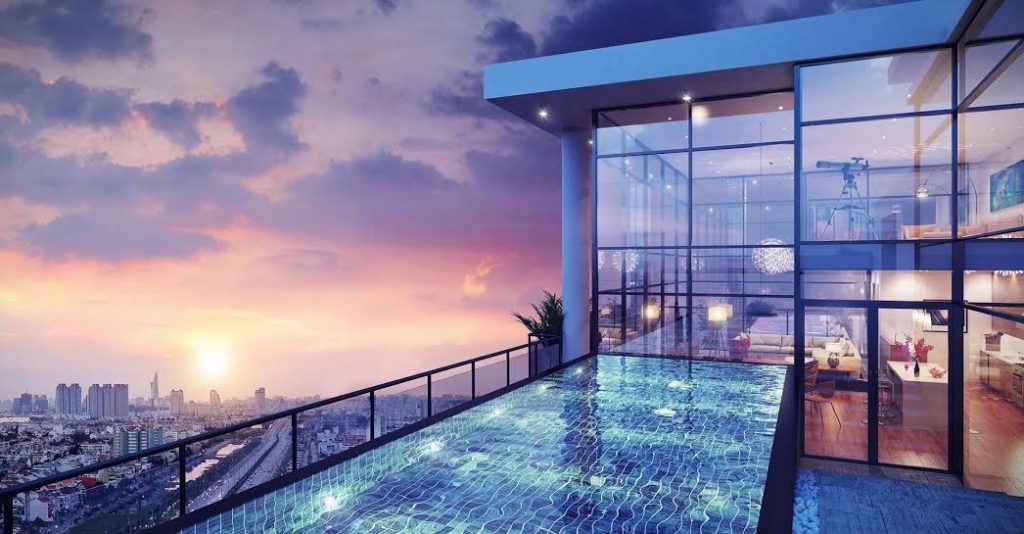 Bể bơi được thiết kế trong nhà, vừa riêng tư vừa có thể ngắm view thành phố