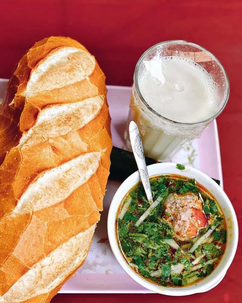 Quán Ri79 chuyên phục vụ món bánh mì xíu mại ngon, giá rẻ