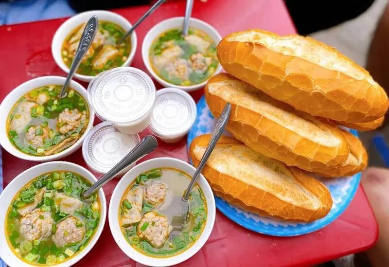 Tiệm bánh mì xíu mại Hoàng Diệu có địa chỉ 26 Hoàng Diệu, Phường 5, Thành phố Đà Lạt, Lâm Đồng