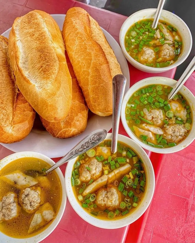 Bánh mì xíu mại Đà Lạt ở đường Bùi Thị Xuân được khá nhiều du khách yêu thích