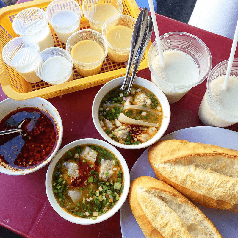 Chén ớt sa tế đặc trưng của quán