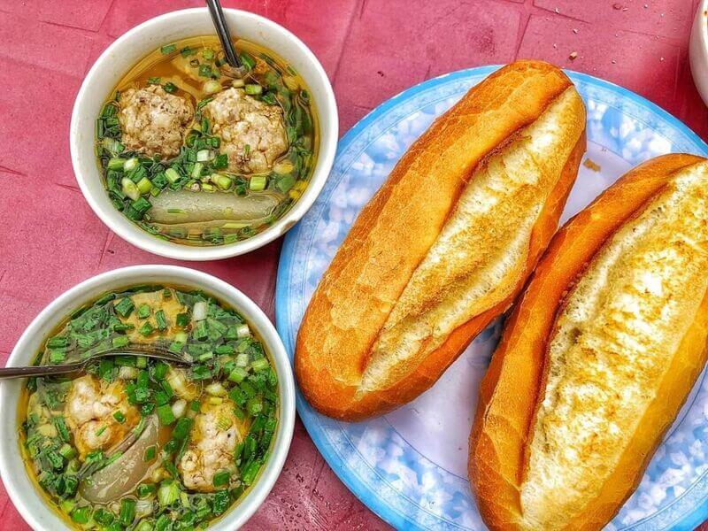 Bánh mì nóng hổi, giòn tan