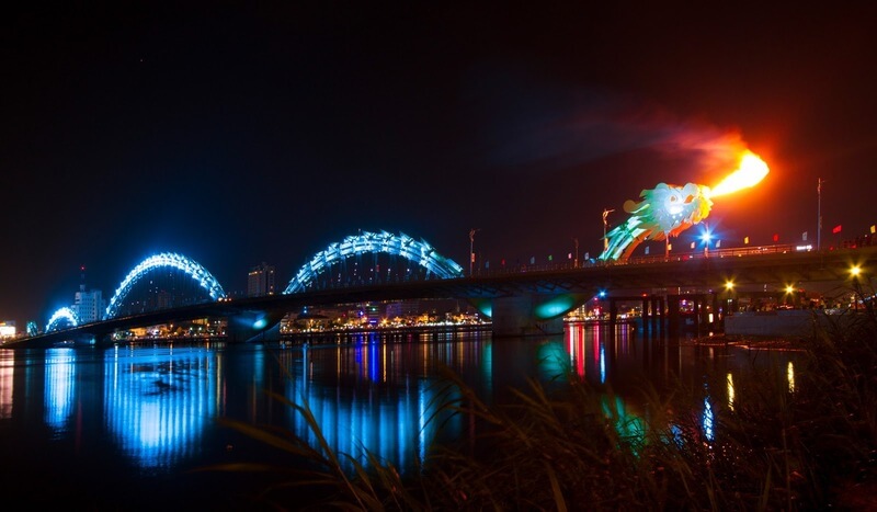 Cầu Rồng Đà Nẵng thường phun lửa vào buổi tối