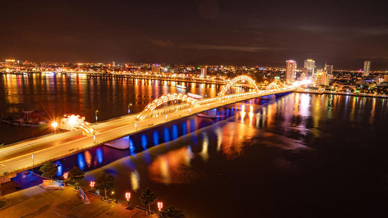 Khung cảnh cầu Rồng về đêm