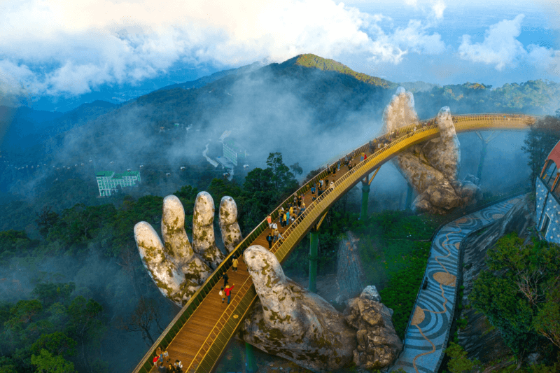 Cầu Vàng thu hút rất đông du khách tham quan mỗi năm
