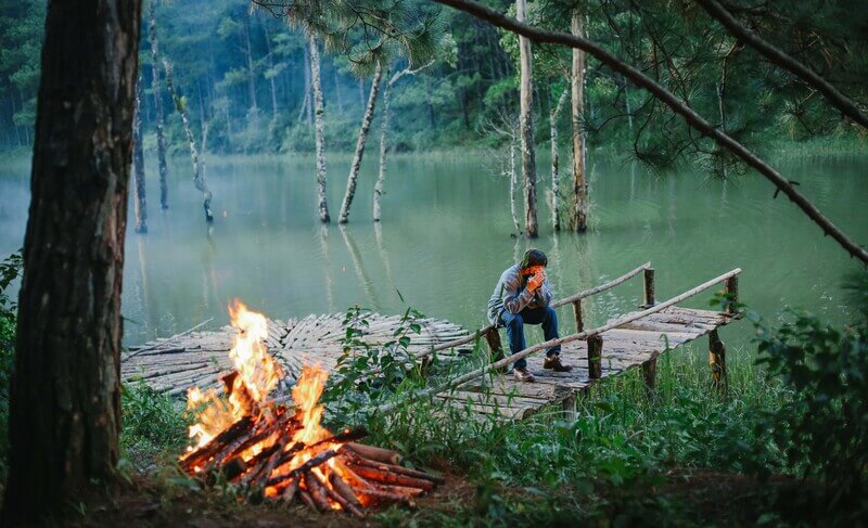 Check in cạnh hồ nước phim trường Secret Garden Đà Lạt