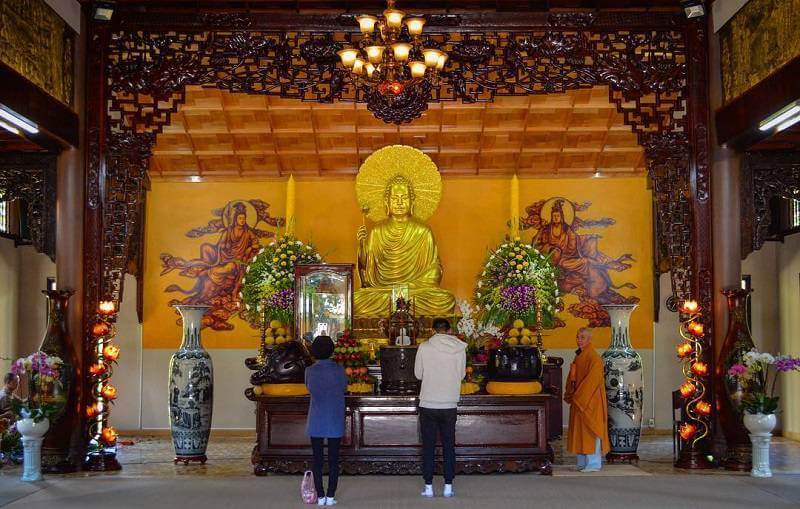 Tượng Đức Phật Bổn sư Thích Ca Mâu Ni tại chùa Trúc Lâm Đà Lạt