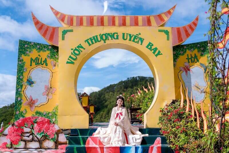 Cánh cổng mùa hạ tại vườn Thượng Uyển Bay