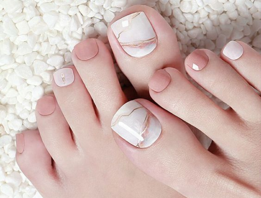 mẫu móng chân họa tiết vân đá đơn giản