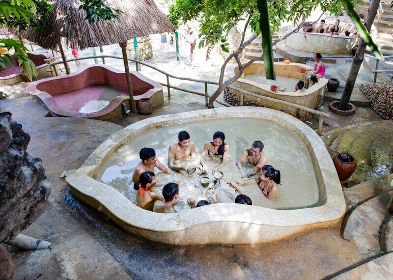 Trải nghiệm dịch vụ tắm bùn tại khu du lịch núi Thần Tài Đà Nẵng