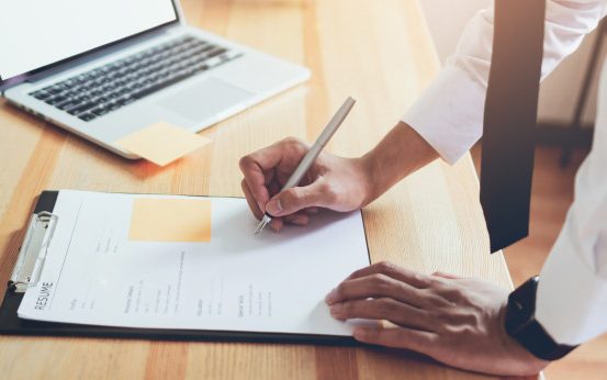 Hình thức gọn gàng và sạch sẽ là điều quan trọng bạn cần đảm bảo khi thiết kế mẫu CV xin việc viết tay