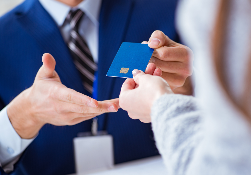 Hạn chế sử dụng thẻ tín dụng để chi tiêu hàng ngày