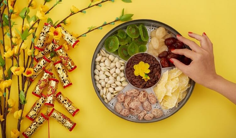 Dùng bánh mứt làm quà biếu năm mới