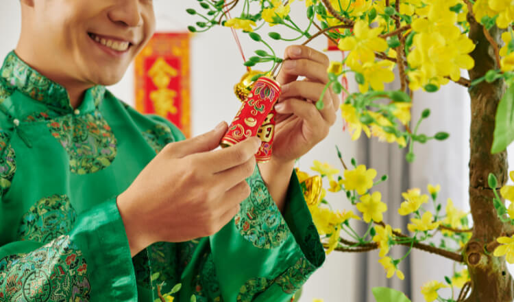 hái lộc đầu năm là một trong những điều nên làm trong ngày Tết để cả năm may mắn