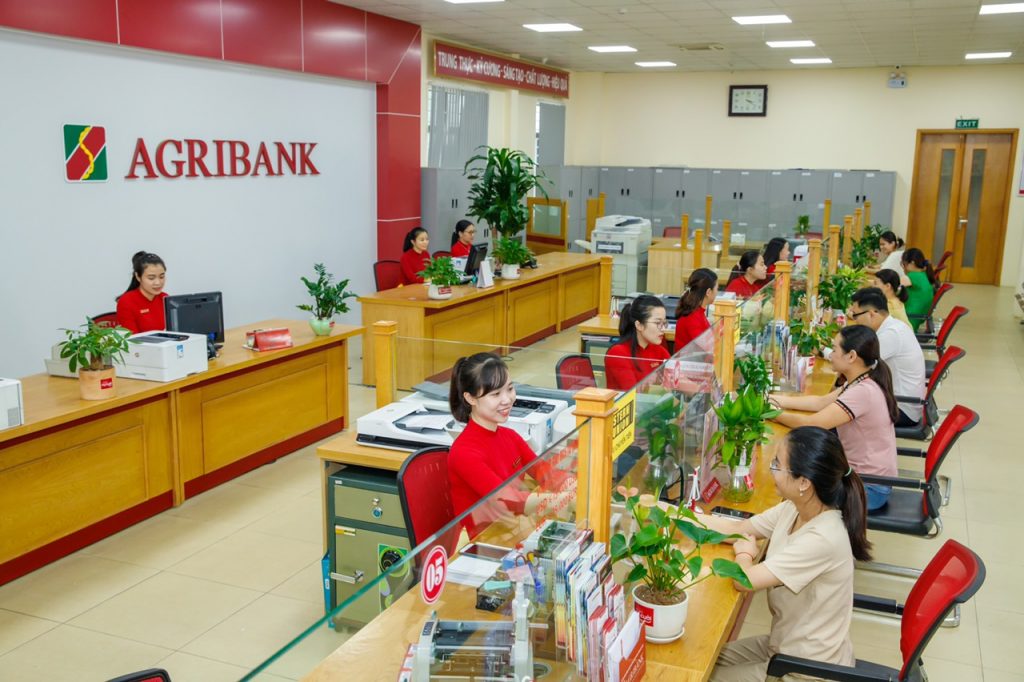 Đổi thẻ ATM gắn chip Agribank tại quầy giao dịch ngân hàng