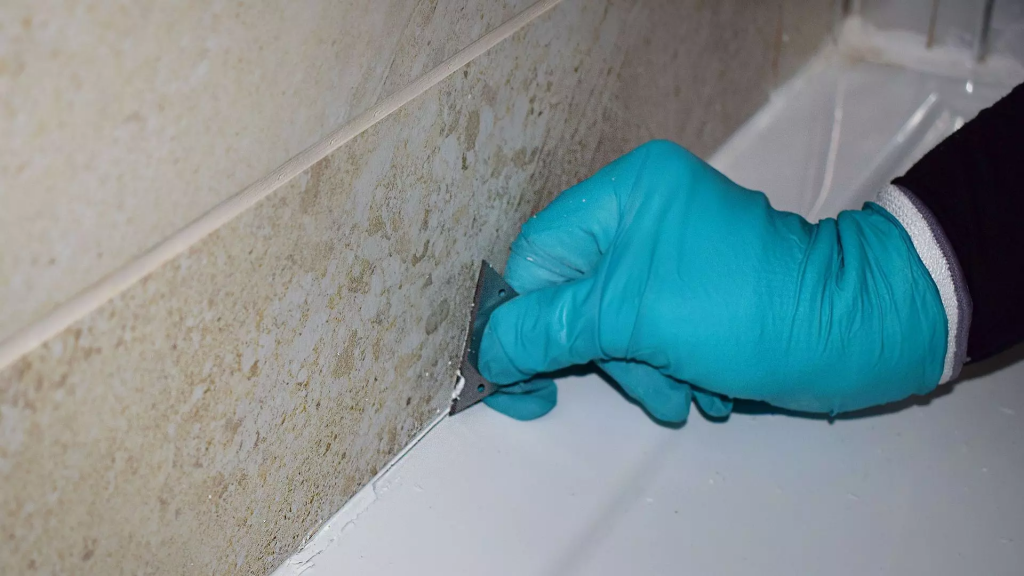 Vệ sinh bề mặt tường trước khi thi công