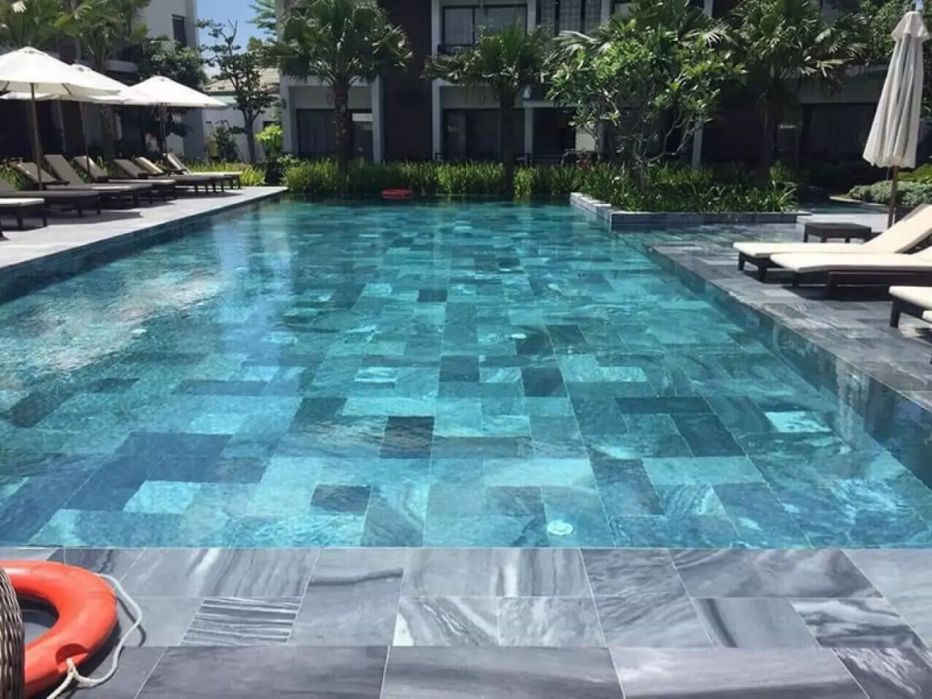 Gạch ốp hồ bơi chất liệu men