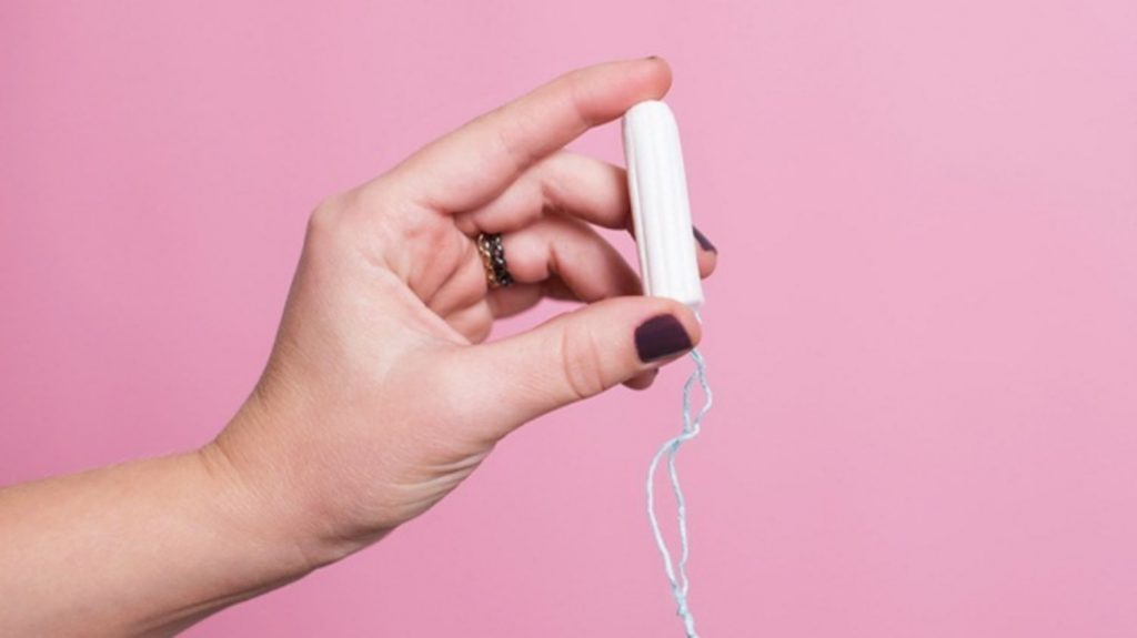 Tampon là sản phẩm vệ sinh cho phụ nữ được thiết kế dạng que nhỏ