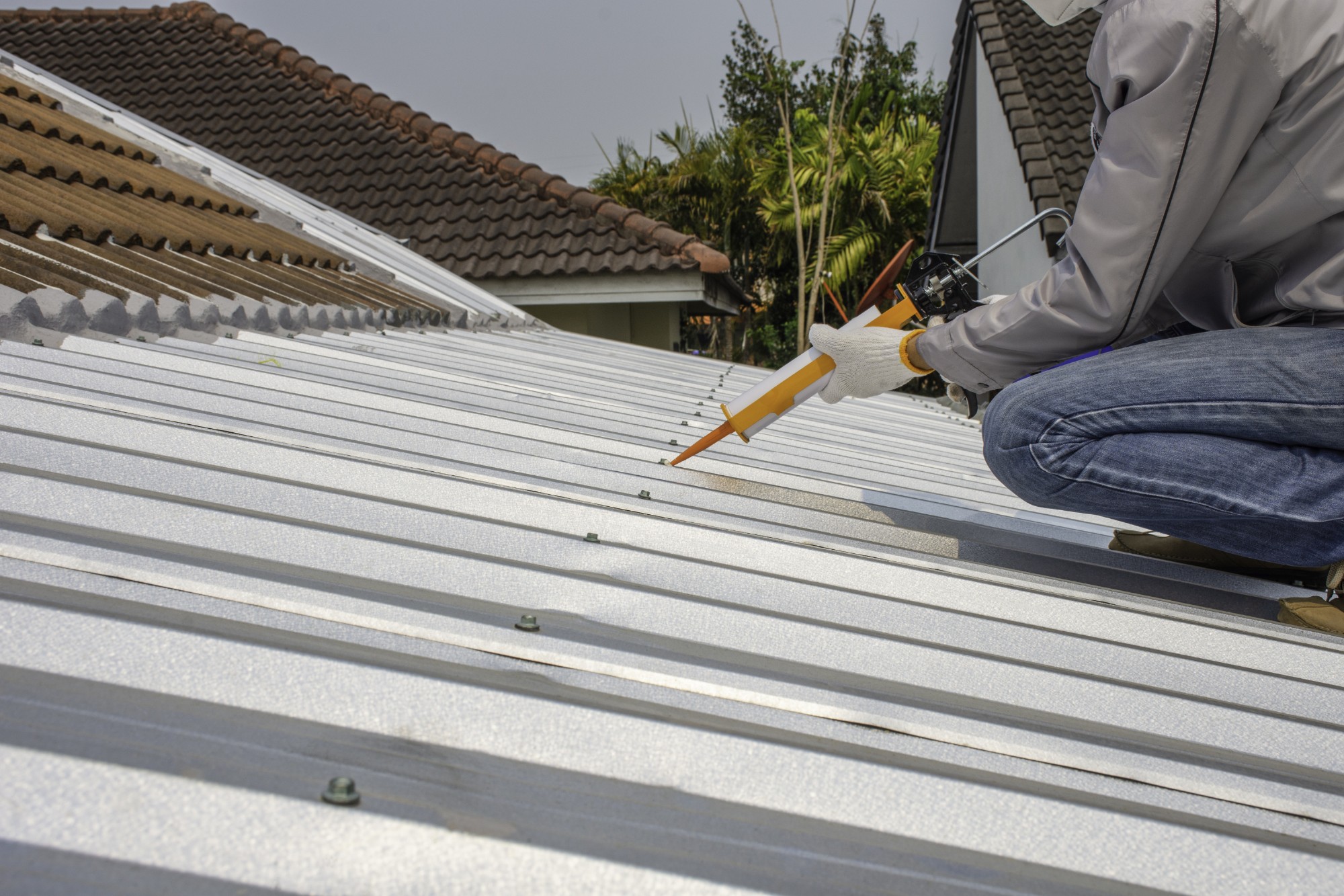 keo silicon chống dột mái tôn